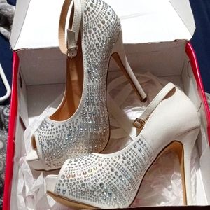 Dream Pairs 4" heels. White